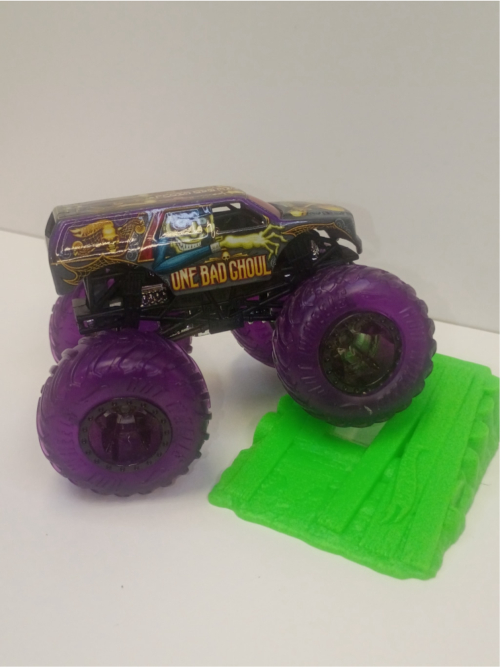 Boys Hot Wheels Monster Trucks One Bad Ghoul 1:64 scale